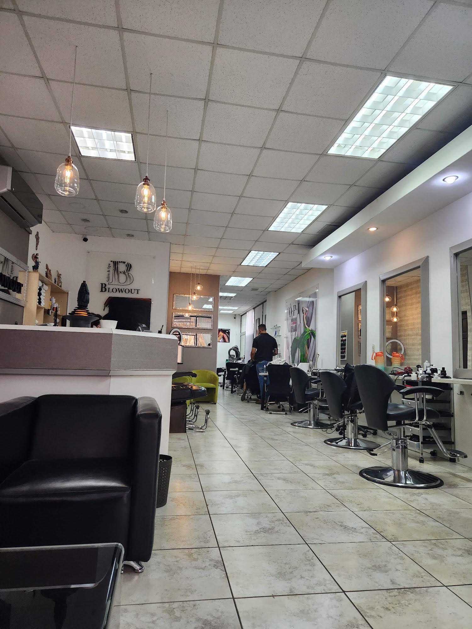 Interior elegante de Blowout Studio Salón y Spa Escazú