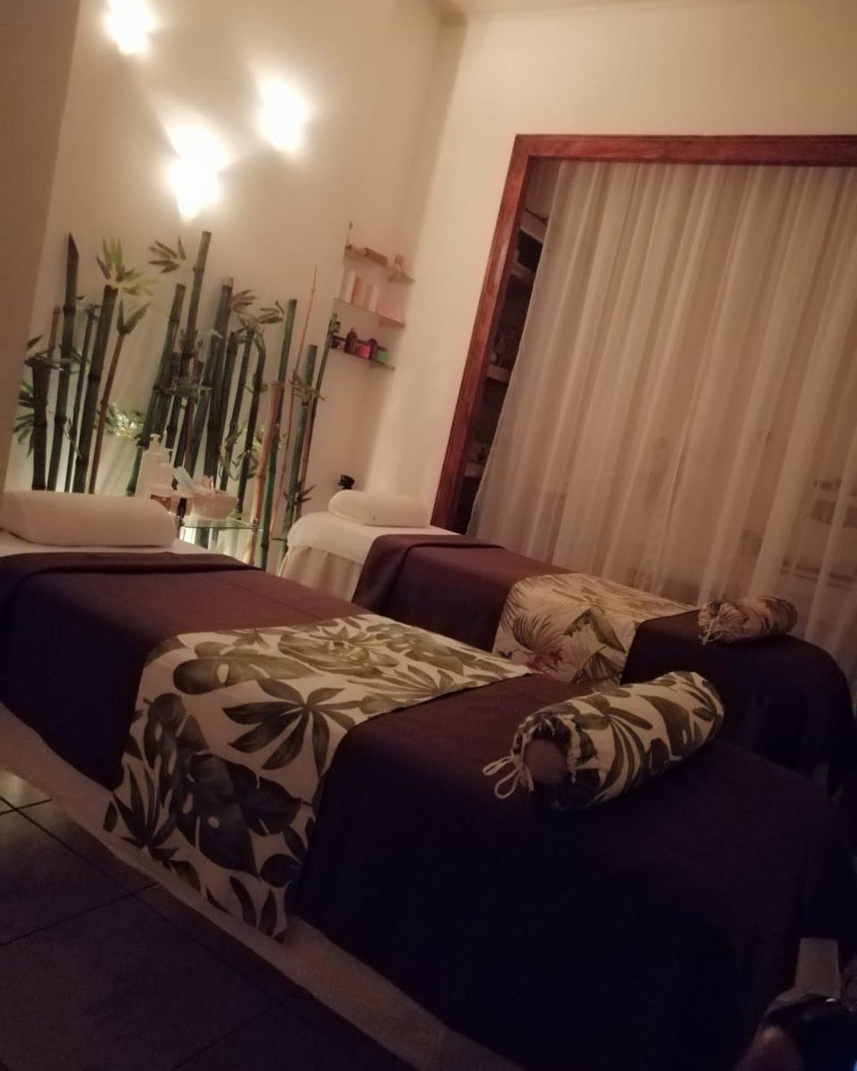 Cabina de masaje relajante en Blowout Studio Salón y Spa Escazú